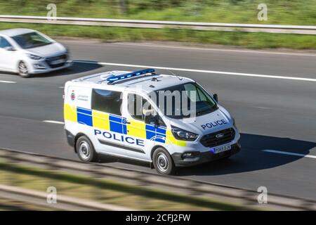 Police Ford Mondeo van; circulation automobile britannique, transport, moderne, voitures d'intervention d'urgence, feux bleus clignotants vers le sud sur l'autoroute M6. ROYAUME-UNI Banque D'Images