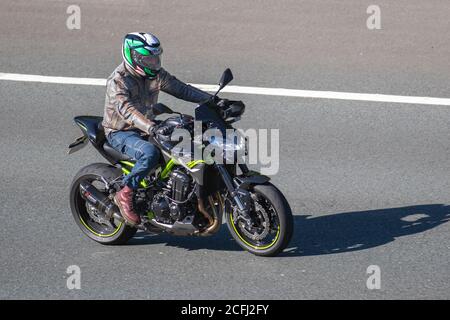 Une moto à rayures jaunes 900cc Echappement Akrapovic; motard; deux véhicules à roues, motos, véhicule, routes, motos, motards qui se conduisent à Chorley, Royaume-Uni Banque D'Images