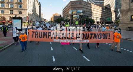 Boston, États-Unis. Le 05septembre 2020. Rassemblement pour Black Lives, Black Voices et Jacob Blake. Boston, ma, États-Unis. Place Copley. Plus de 500 personnes se sont rassemblées à Copley Square, en face de Trinity Church, dans le centre de Boston, le 5 septembre 2020 pour soutenir Black Lives Matter. La photo montre un groupe de RefuseFascism.org marchant sur Dartmouth Street dans le centre de Boston. Banque D'Images