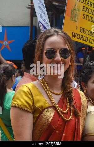 Pune, Inde - 4 septembre 2017 : membre du club Rotary portant la traditionnelle saree hindoue lors du festival de Ganpati visarjan à pune. Membres étrangers de Banque D'Images