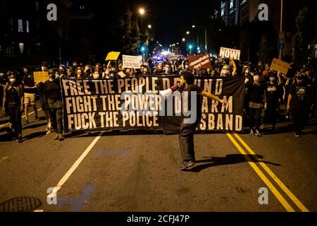 Washington, États-Unis. Le 05septembre 2020. Les manifestants défilent pour mettre fin au racisme systémique et à la violence policière à Washington, DC, le 6 septembre 2020, dans le contexte de la pandémie du coronavirus. Les manifestants ont défilé aujourd'hui dans la ville et tenu des vigiles à la mémoire de Deon Kay, un homme de 18 ans qui a été tué par balle par la police plus tôt dans la semaine, au cours de la 14e semaine de manifestations contre la justice raciale depuis le meurtre par la police de George Floyd au Minnesota. (Graeme Sloan/Sipa USA) Credit: SIPA USA/Alay Live News Banque D'Images