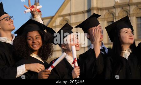 Les étudiants de deuxième cycle prenant le selfie après l'obtention de leur diplôme. Banque D'Images