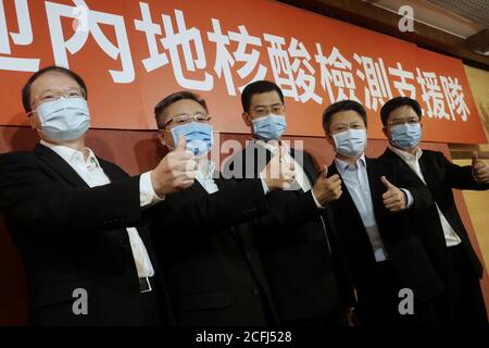 Hong Kong, Chine. 4 septembre 2020. Des représentants d'une équipe de soutien aux tests nucléiques du continent chinois posent pour une photo lors d'un symposium de bienvenue au Metropark Hotel Kowloon à Hong Kong, dans le sud de la Chine, le 4 septembre 2020. POUR ALLER AVEC 'Feature: Les experts médicaux du continent combattant COVID-19 à Hong Kong' crédit: Wang Shen/Xinhua/Alay Live News Banque D'Images