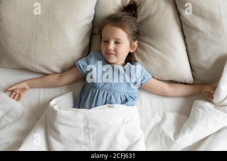 Vue du haut petite fille Profitez de la bonne santé de jour sieste couché lit Banque D'Images