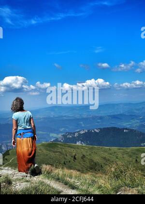 LITTLE FATRA, SLOVAQUIE - 08/03/2018: Femme hippie caucasienne en longue jupe orange randonnée dans le parc national de Little Fatra. Banque D'Images