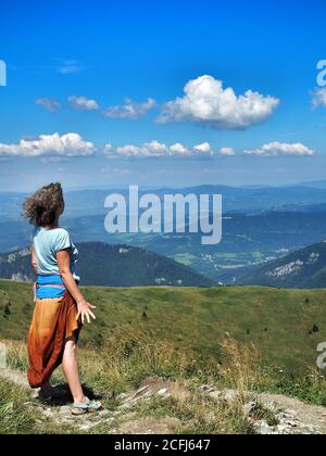 LITTLE FATRA, SLOVAQUIE - 08/03/2018: Femme hippie caucasienne en longue jupe orange randonnée dans le parc national de Little Fatra. Banque D'Images