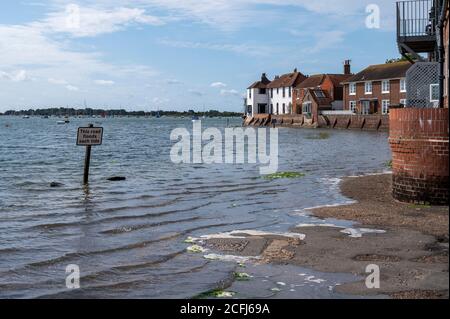 Bosham Village, dans le West Sussex, où la route s'inonde à chaque marée haute. Banque D'Images