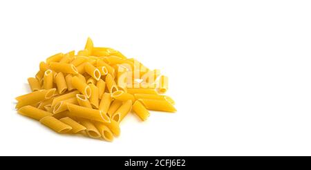 Forme brute de penne rigate de pâtes italiennes sur fond blanc. Photo de haute qualité Banque D'Images