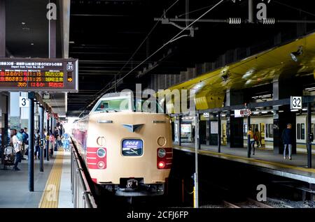 Le train de la série 381 (381系, 381-kei) à la gare de Kyoto. Banque D'Images