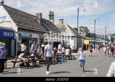 Les touristes apprécient une journée d'été au bord de la mer à Swanage, Dorset, Royaume-Uni Banque D'Images