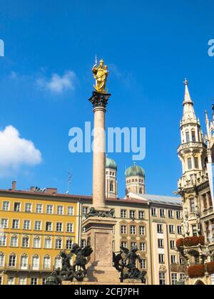 Munchen, Bavière, Allemagne.la Mariensäule (ou colonne de la Madonna) sur la Marienplatz est une statue représentant la Madonna (vénérée comme la Patronesse de Bavière) avec l'enfant Jésus à la main, debout sur un croissant de lune, le tout sur une colonne de marbre rouge. La colonne a été érigée en 1638, après la guerre de trente ans. La statue d'or de la Vierge remonte à 1590, et est l'œuvre d'Hubert Gerhard. Banque D'Images