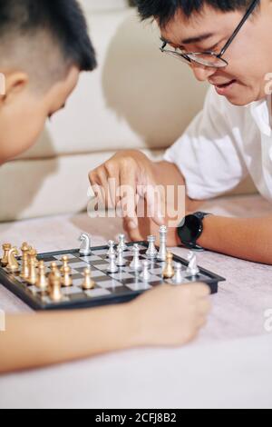 Père et fils jouant aux échecs Banque D'Images