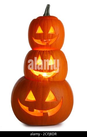 Pile de citrouilles d'Halloween sculptées et brillantes isolées sur fond blanc Banque D'Images
