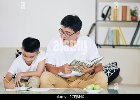 Faire des devoirs avec le père Banque D'Images