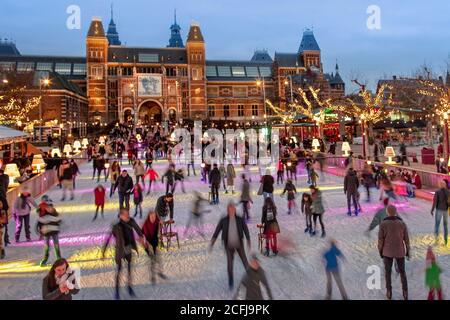 Pays-Bas, Amsterdam, place des musées. Patinoire artificielle en face du Rijksmuseum. Hiver. Banque D'Images