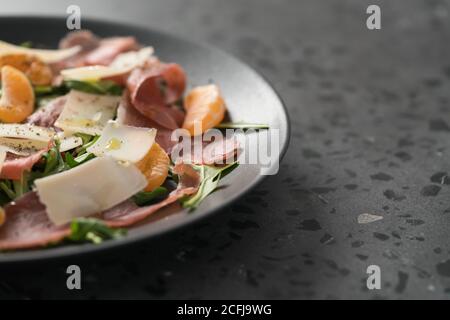 Salade avec prosciutto, tangerines et fromage vintage avec espace de copie, peu profond foyer Banque D'Images