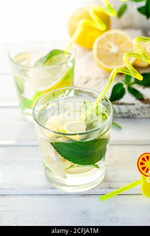 Boissons mojito fraîches en bouteilles et ingrédients - citron et menthe Banque D'Images