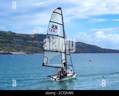 Lyme Regis, Dorset, Royaume-Uni. 6 septembre 2020. Météo au Royaume-Uni: Un bateau à voile part du port de Lyme Regis pour une matinée de voile dans et autour de la baie de Lyme sur une matinée nuageux avec quelques sorts chauds et ensoleillés. Credit: Celia McMahon/Alamy Live News. Banque D'Images