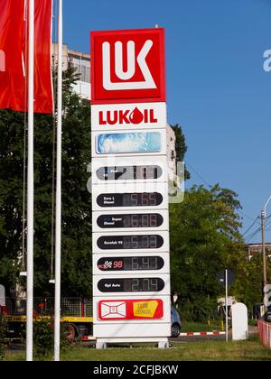 GALATI, ROUMANIE - 18 AOÛT 2017. Prix de la station-service Lukoil. Lukoil est la plus grande compagnie privée de pétrole et de gaz dans le monde par les réserves de pétrole Banque D'Images