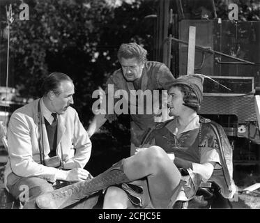 Le réalisateur WILLIAM KEIGHLEY ALAN HALE et ERROL FLYNN sur place Candid à Chico Californie pendant le tournage des AVENTURES DE ROBIN HOOD 1938 réalisateurs MICHAEL CURTIZ et WILLIAM KEIGHLEY musique Erich Wolfgang Korngold Warner Bros. Banque D'Images