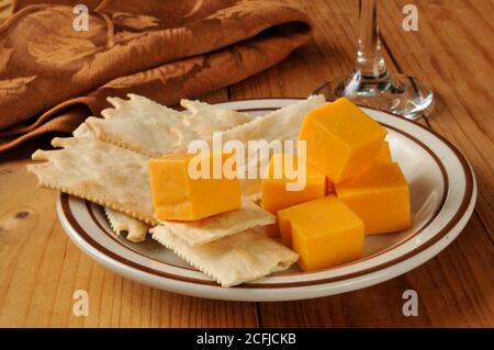 Cubes de fromage cheddar vieilli avec biscuits plats gastronomiques Banque D'Images