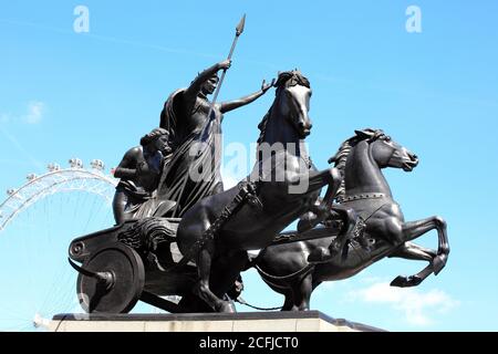 Statue de la reine Boudica (Boudicea) au pont Westminster Londres Angleterre Royaume-Uni La reine de l'ancienne tribu Briton Iceni de Norfolk qui a mené un soulèvement Banque D'Images