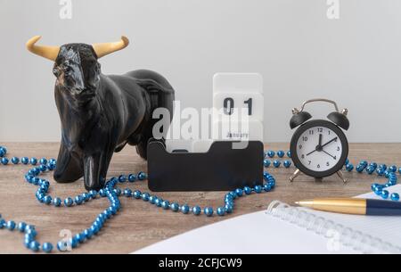 statue du taureau et calendrier. Janvier 01, planification de la journée. Attention sélective. Banque D'Images