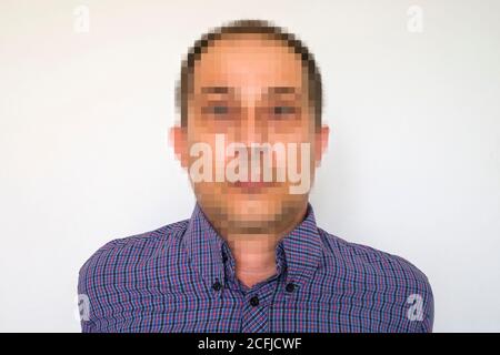 Portrait d'un homme avec un visage pixélisé dans un concept De l'anonymat ou du RGPD Banque D'Images