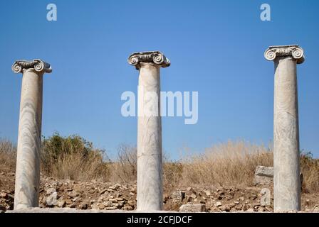 Trois colonnes en marbre ionique classique à la ruine ancienne ville de Perge, près d'Antaliya, Turquie. Banque D'Images