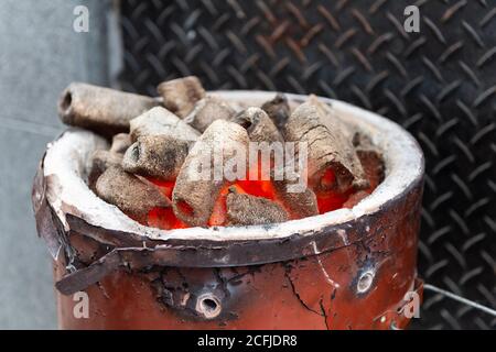 Barbecue fosse avec rougeoyant et Flaming Hot les briquettes de charbon, de l'alimentation arrière-plan ou la texture, plan, Vue de dessus Banque D'Images