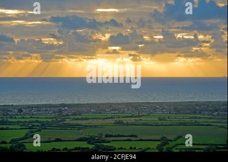 Vue depuis Brent Knoll sur le canal de Bristol au coucher du soleil. Banque D'Images