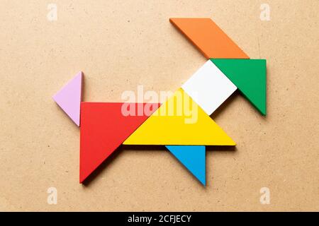 Casse-tête tangram couleur en forme de chèvre sur fond de bois Banque D'Images