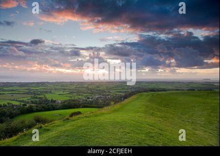 Vue depuis Brent Knoll sur le canal de Bristol au coucher du soleil. Banque D'Images