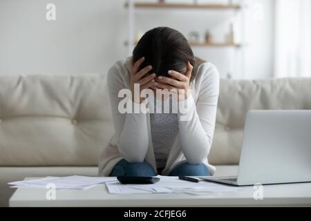 Une jeune femme frustrée se sent stressée par les problèmes financiers. Banque D'Images