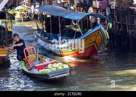 BANGKOK, THAÏLANDE, 20 2020 JUIN, UN trafic de bateaux sur le canal d'eau au marché flottant Khlong Lat Mayom. Banque D'Images