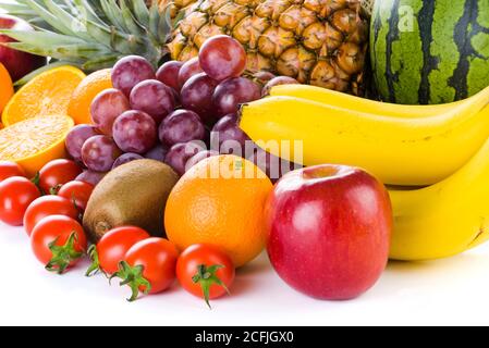 Variété de fruits sur fond blanc Banque D'Images