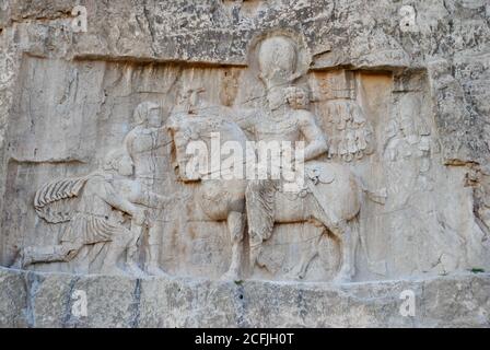 Reliefs rocheux à Naqsh-e Rustam. L'empereur romain Valérien se cède au roi persan Shapur (241-272 AD). Périodes d'Achaemenid et de Sassanid. UNESCO Banque D'Images