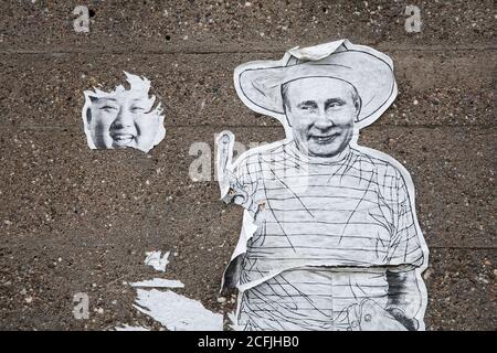 Reste d'une affiche avec Kim Jong-un et Vladimir Poutine sur un mur dans le district de Deutz, Cologne, Allemagne. Reste eines Plakats mit Kim Jong-un und WL Banque D'Images