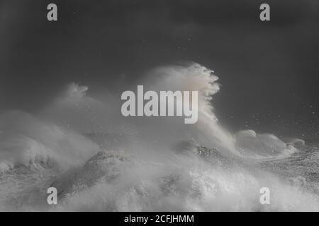 Storm Francis frappe la côte sud de l'Angleterre le 25 août 2020 et batte le port de Newhaven. Banque D'Images