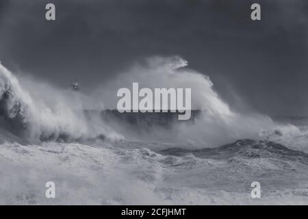Storm Francis frappe la côte sud le 25 août 2020 et bat le mur du port de Newhaven Banque D'Images