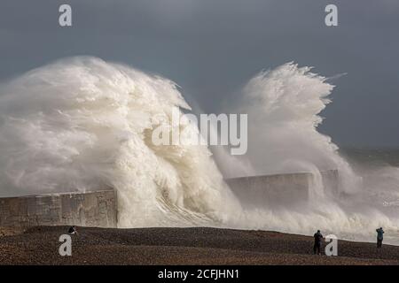 Vagues qui frappent le brise-lames de Newhaven alors que Storm Francis atteint le sud Côte le 25 août 20120 Banque D'Images