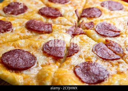 Pepperoni Pizza - pizza maison fraîche sur fond de pepperoni Banque D'Images