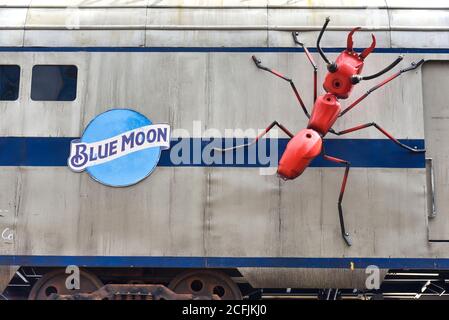 Londres, Royaume-Uni. Le 05septembre 2020. Une sculpture Ant géante fait une promenade sur un train à Vinegar Yard Street Food, bar et marché à Fenning Street à Londres par Joe Rush et le Mutod Waste Co. Les sculptures géantes sont faites de matériaux réaffectés, leur corps et leur tête sont faits de réservoirs de carburant de moto. Crédit : SOPA Images Limited/Alamy Live News Banque D'Images