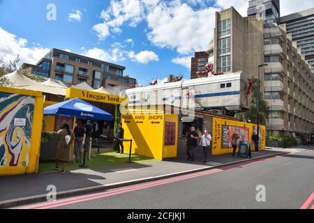 Londres, Royaume-Uni. Le 05septembre 2020. Les gens font la queue à Vinegar Yard Street Food, bar et marché à Fenning Street, qui avait une sculpture de fourmis géants rampant sur une voiture de train par Joe Rush et le Mutod Waste Co. Les sculptures géantes sont faites à partir de matériaux réaffectés, Leur corps et leur tête sont fabriqués à partir de réservoirs de carburant de moto. Crédit : SOPA Images Limited/Alamy Live News Banque D'Images