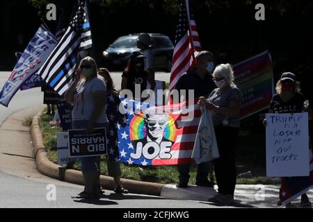Les manifestants se rassemblent devant le club de golf national de Trump à Sterling, va., le samedi 5 septembre 2020, alors que le convoi avec le président Donald Trump part. Crédit: Oliver Contreras/Pool via CNP/MediaPunch Banque D'Images
