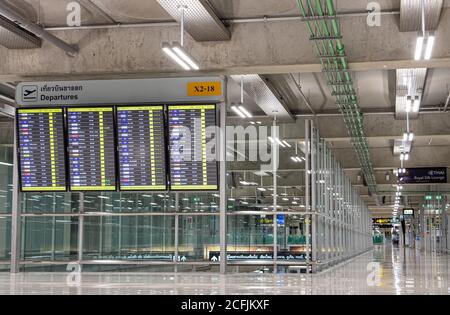 BANGKOK, THAÏLANDE, JUL 29 2020, les horaires informatifs sur les vols dans le couloir vide d'un aéroport. Banque D'Images