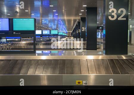 Vider les rangées de tapis transporteurs pour les bagages à l'aéroport. Terminal de l'aéroport sans personnes. Banque D'Images