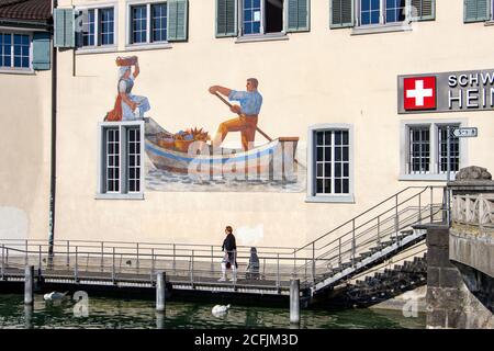 ZURICH, SUISSE, JUL 30 2020, Maison historique avec une façade décorée de peintures dans la vieille ville, Zurich, Suisse. Banque D'Images