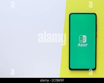 Assam, inde - 6 septembre 2020 : logo Azar sur l'écran du téléphone image de stock. Banque D'Images
