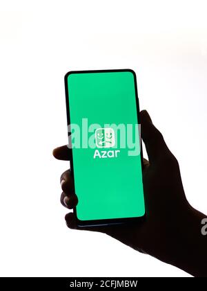 Assam, inde - 6 septembre 2020 : logo Azar sur l'écran du téléphone image de stock. Banque D'Images